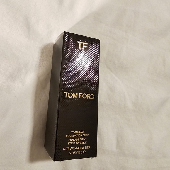 Tom Ford Traceless Foundation Stick in Shell Beige - Picture 3 of 6
